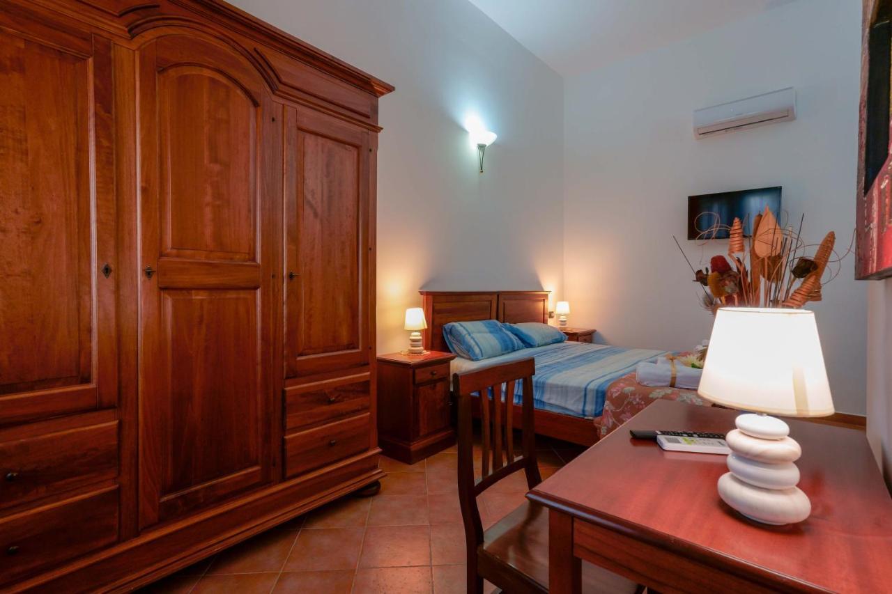 Bed And Breakfast Cairoli Exclusive Room San Pietro Vernotico Buitenkant foto