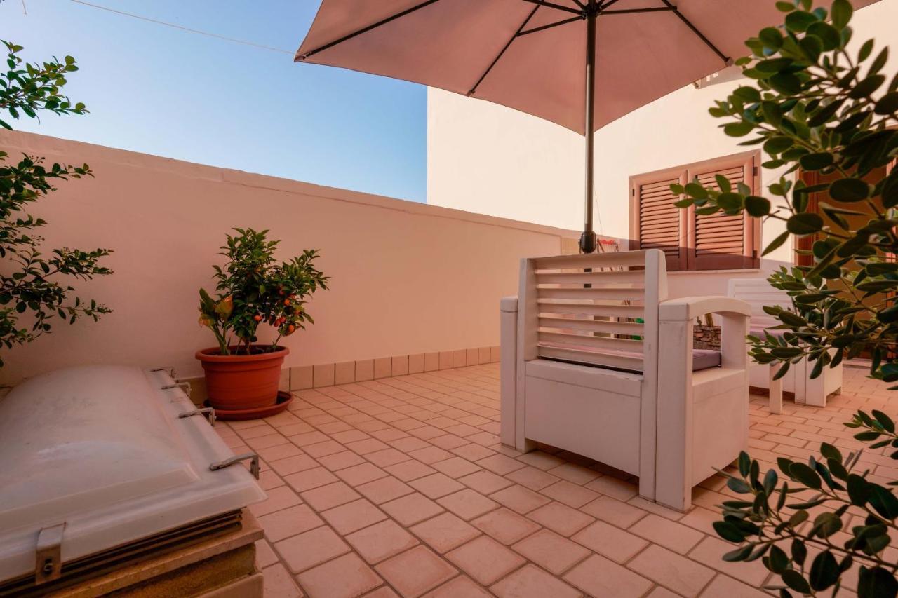 Bed And Breakfast Cairoli Exclusive Room San Pietro Vernotico Buitenkant foto