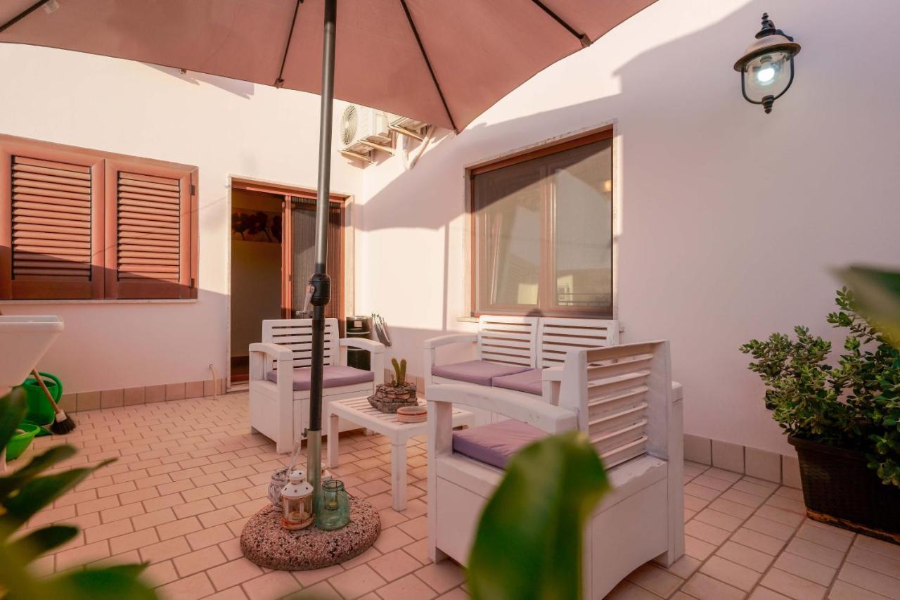 Bed And Breakfast Cairoli Exclusive Room San Pietro Vernotico Buitenkant foto