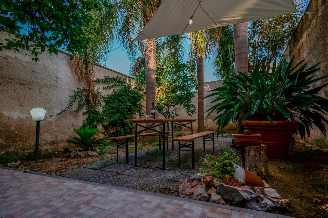 Bed And Breakfast Cairoli Exclusive Room San Pietro Vernotico Buitenkant foto