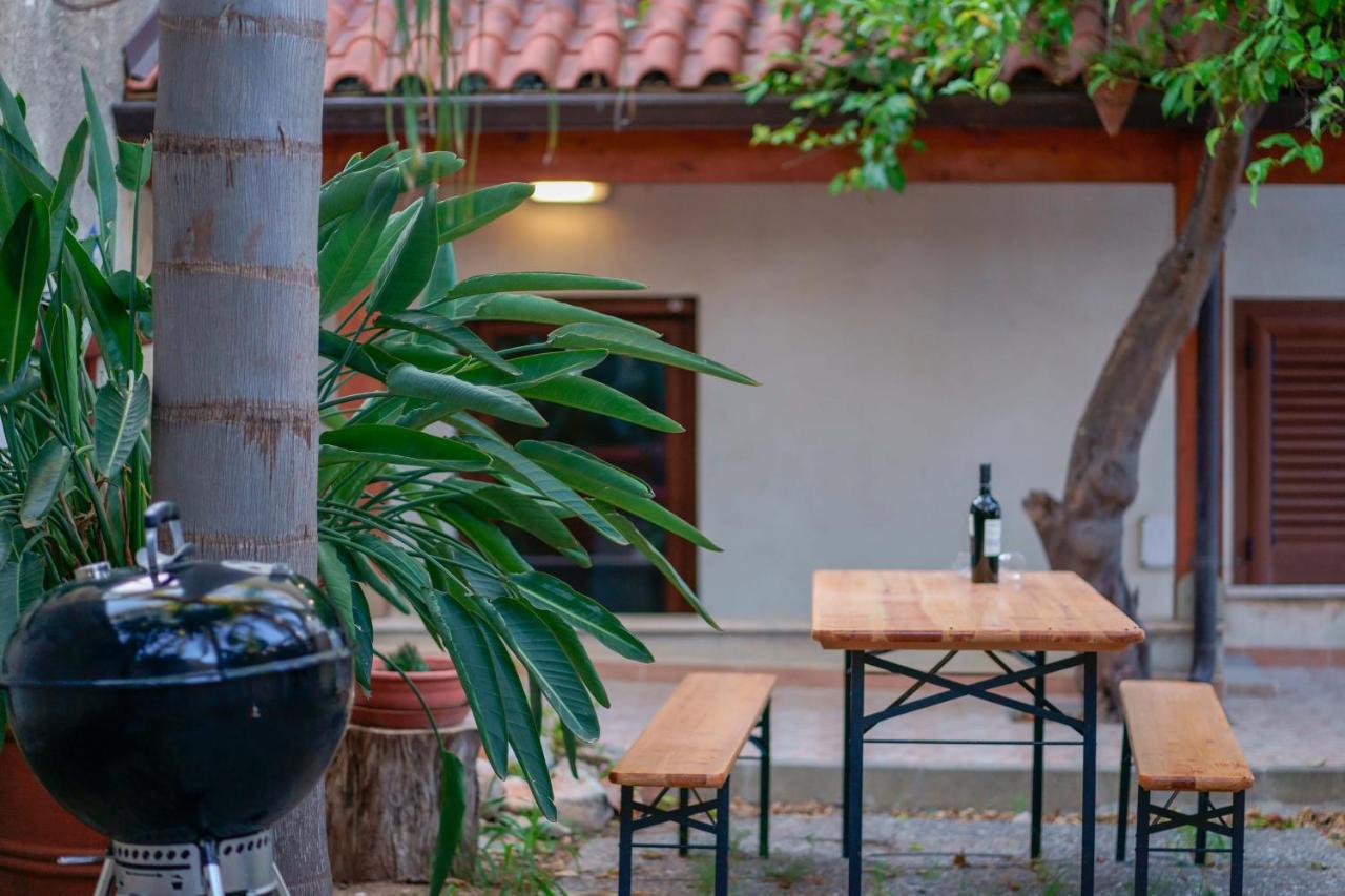 Bed And Breakfast Cairoli Exclusive Room San Pietro Vernotico Buitenkant foto